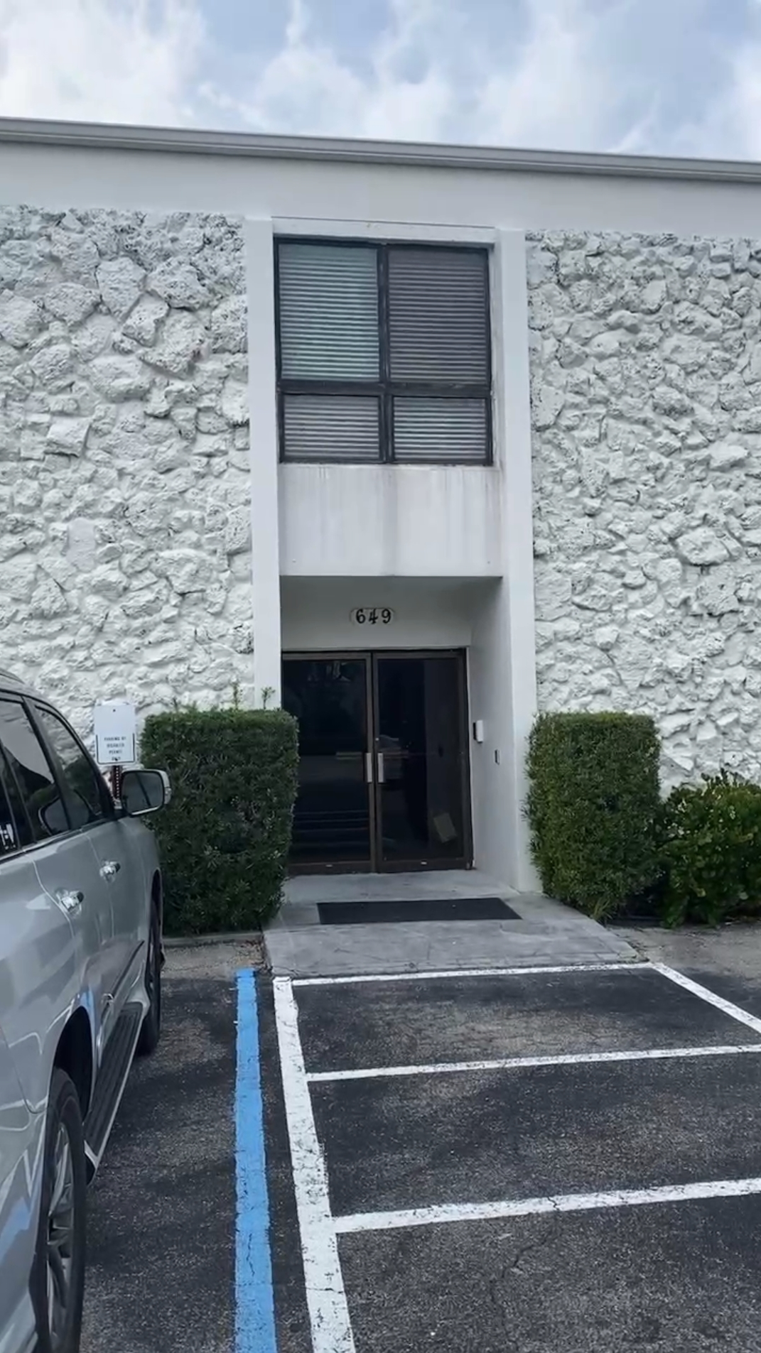Picture of front of office building Tian Dao Massage, 649 US-1, Suite #2, North Palm Beach, Florida  33408 call  (561) 814-2520